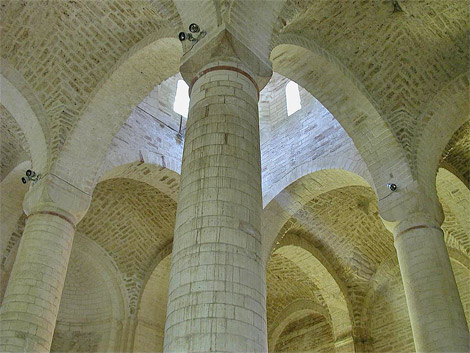 l'interno della chesa romanica di San vittore