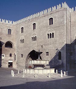 L'imponente Palazzo del Podesta' e la Fontana Sturinalto (XIII sec.)